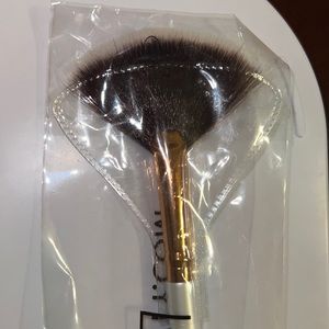 Luxie fan brush